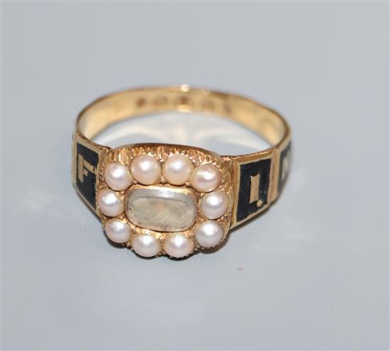 A Victorian 18ct gold, black enamel, plaited hair and split pearl set mourning ring, with inscription, size P/Q.